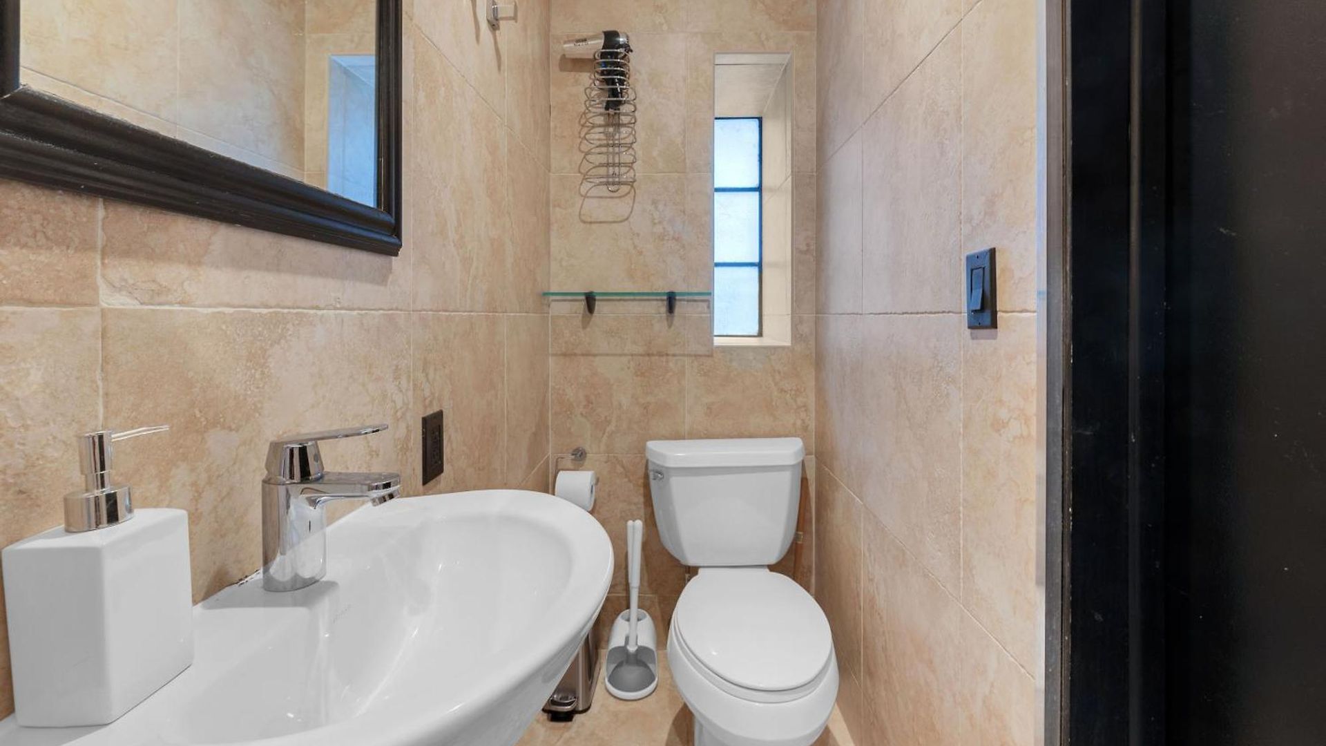 Apartment Nyc In The Location! Walking Distance To Everything! *