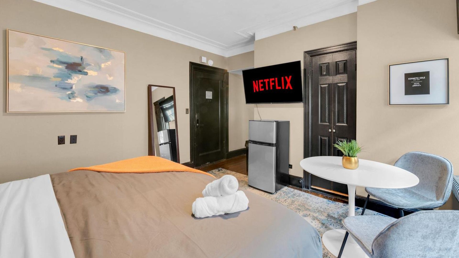 Apartment Nyc In The Location! Walking Distance To Everything!