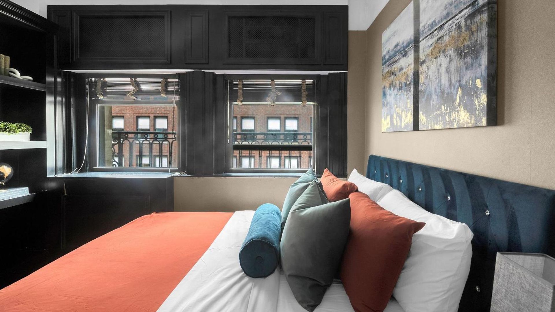 Apartment Nyc In The Location! Walking Distance To Everything! *