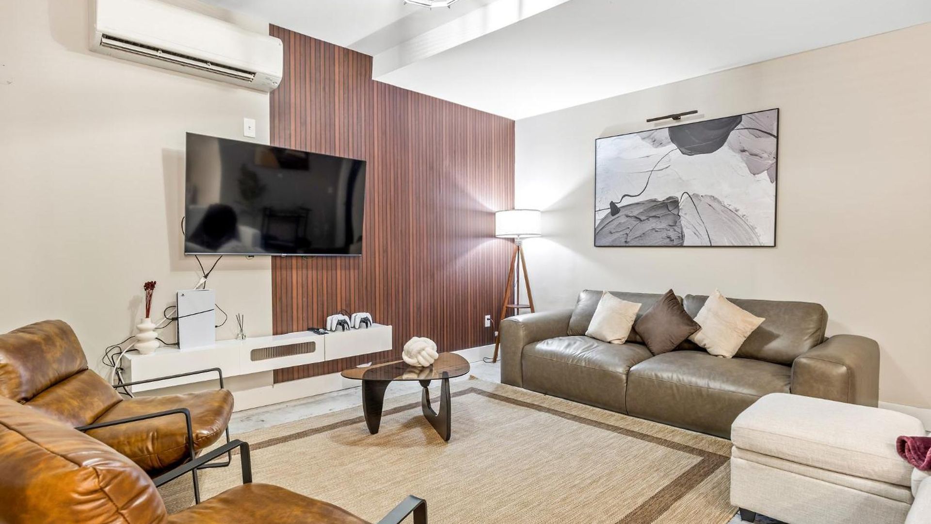 Mid-century 5br And 5 Baths W Ps5 & Laundry Apartment *