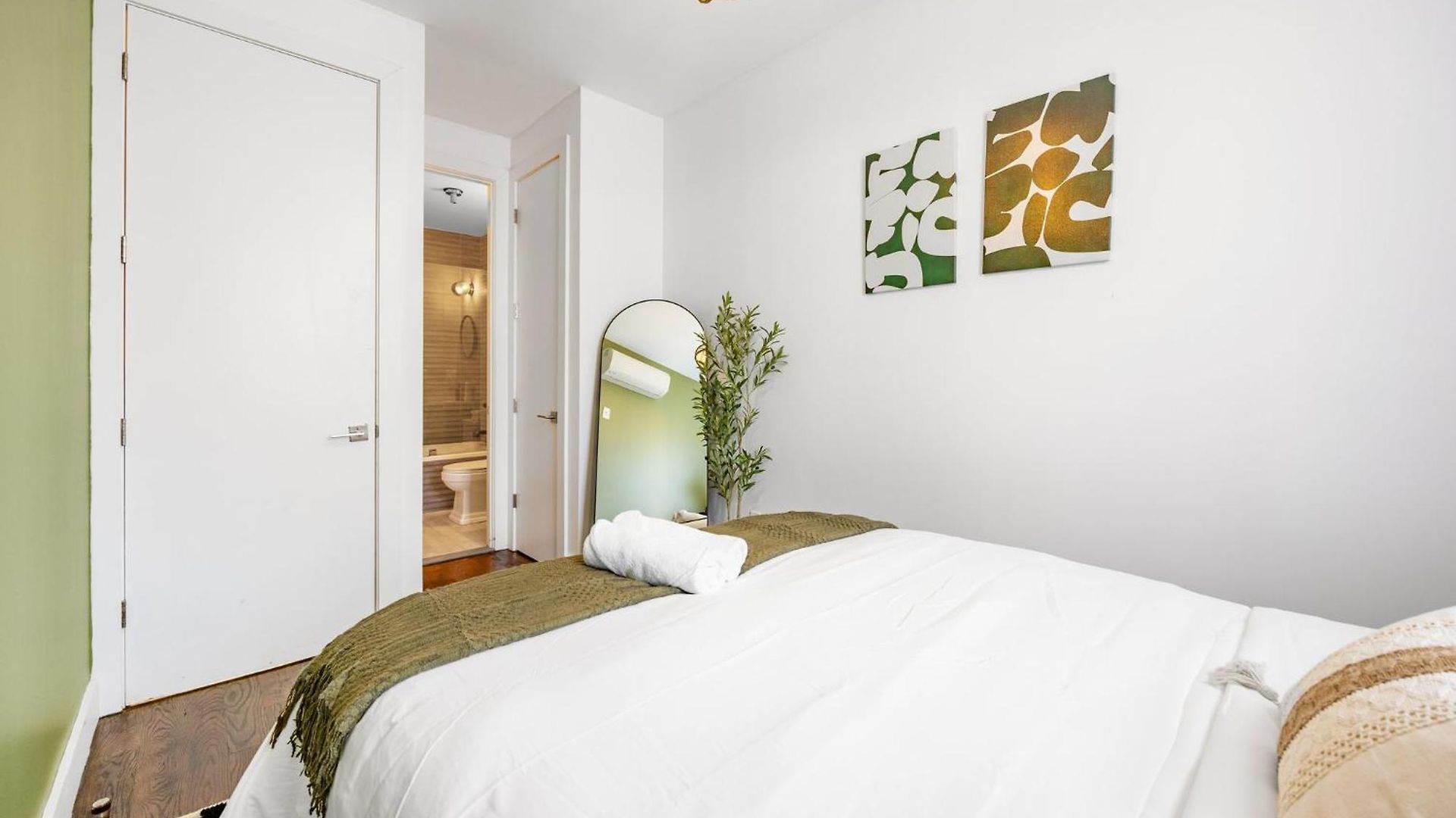 Mid-century 5br And 5 Baths W Ps5 & Laundry *