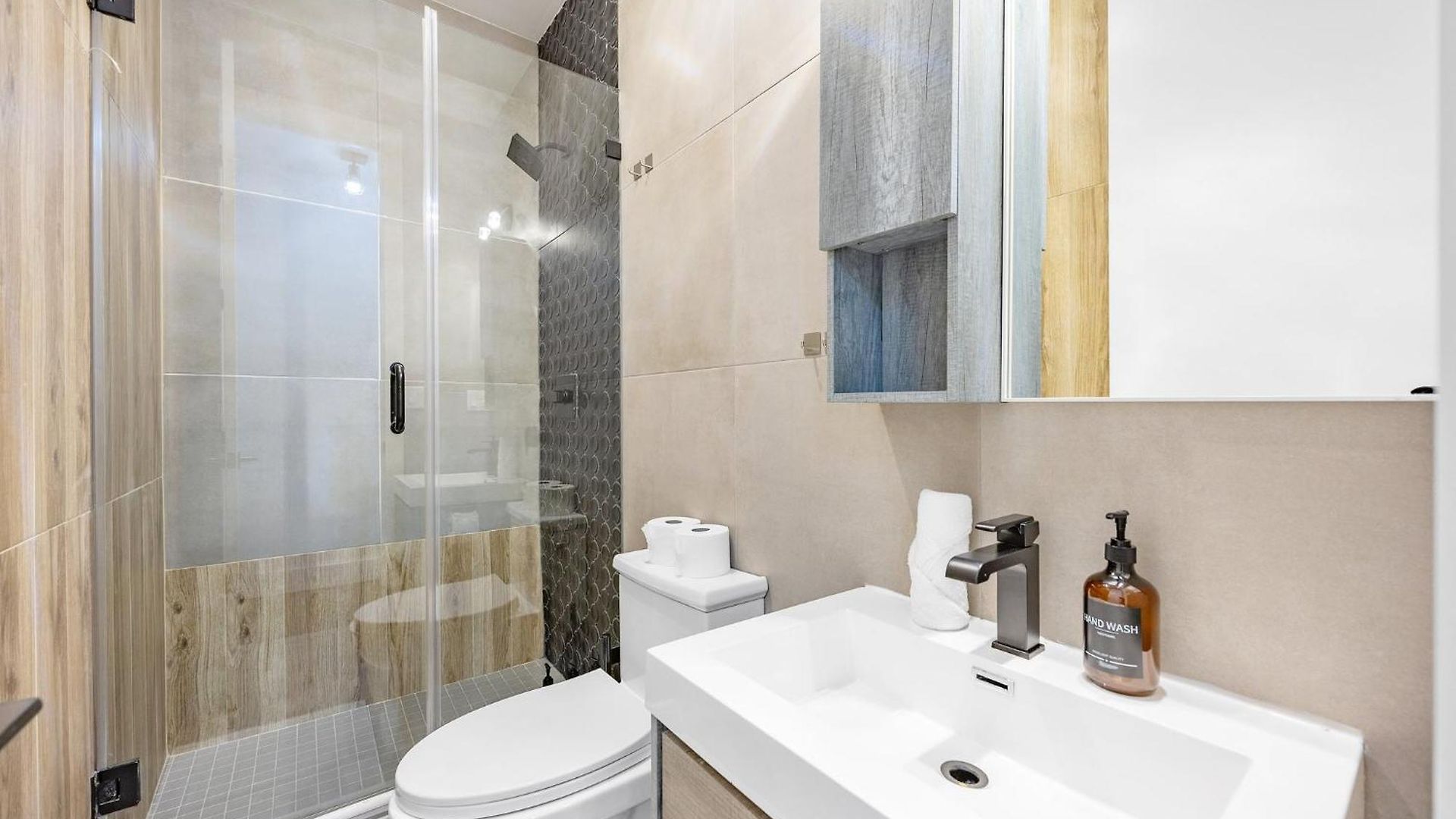 Mid-century 5br And 5 Baths W Ps5 & Laundry Apartment