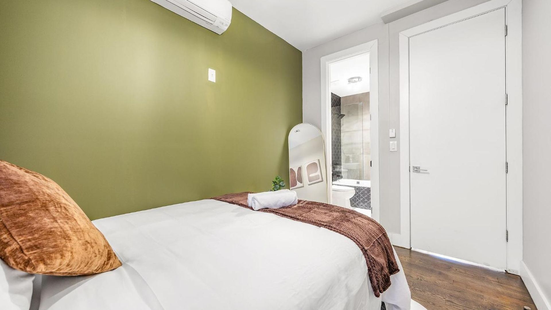 Mid-century 5br And 5 Baths W Ps5 & Laundry Apartment New York