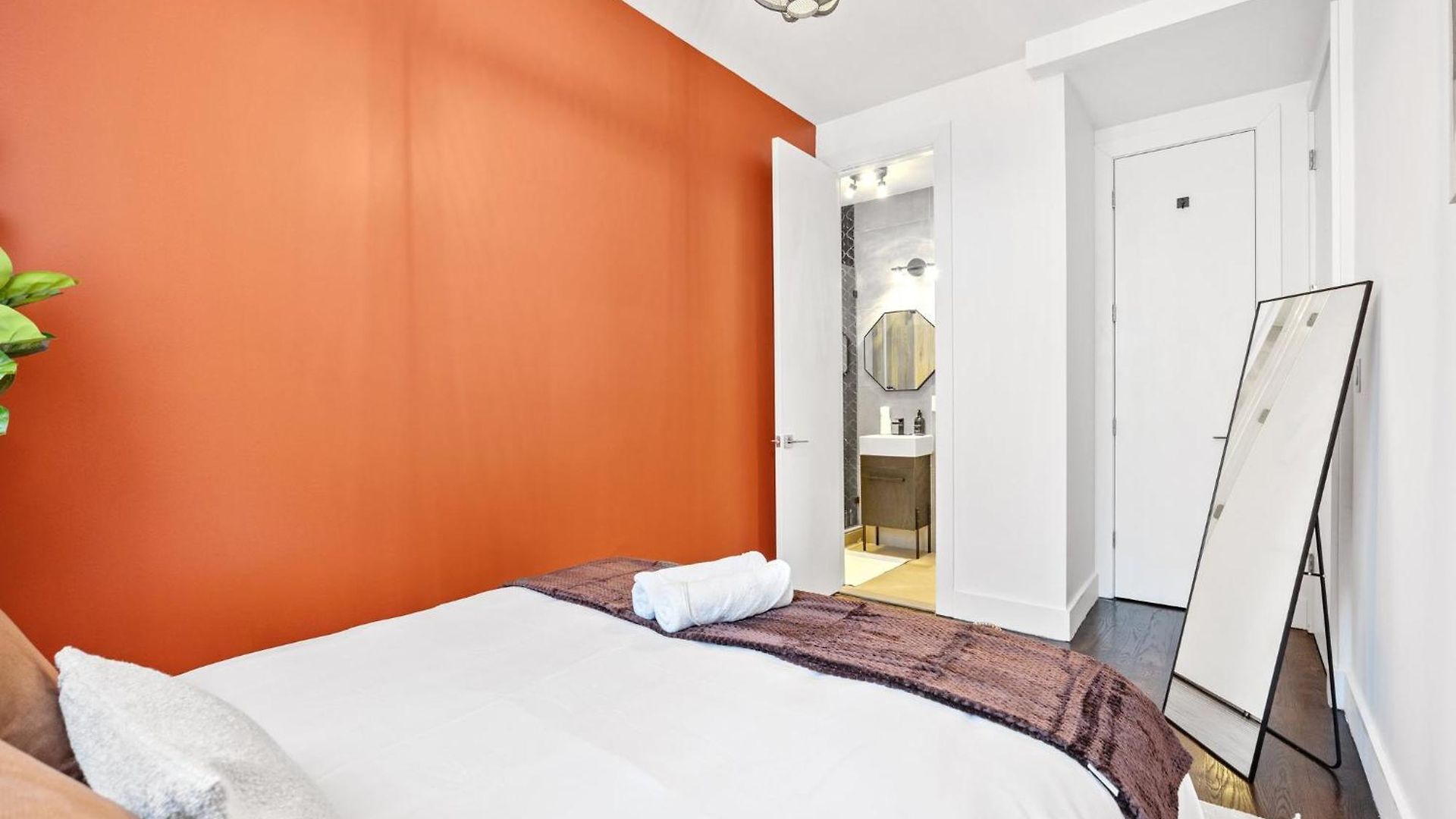 Apartment Mid-century 5br And 5 Baths W Ps5 & Laundry New York