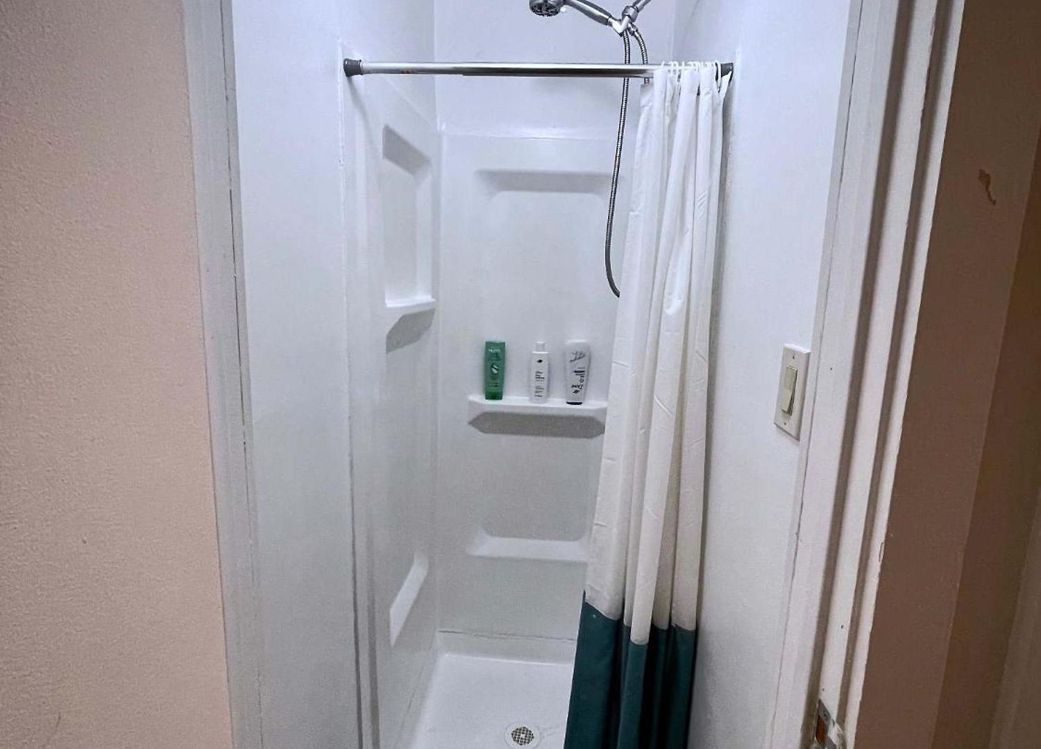 Union Square 4 With Shower - Shared Toilet