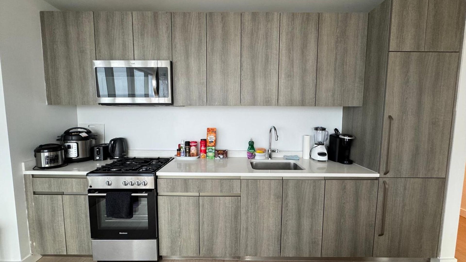 Luxury 2 Bedrooms 2 Bathrooms Corner Breathtaking Views Modern Retreat Apartment *