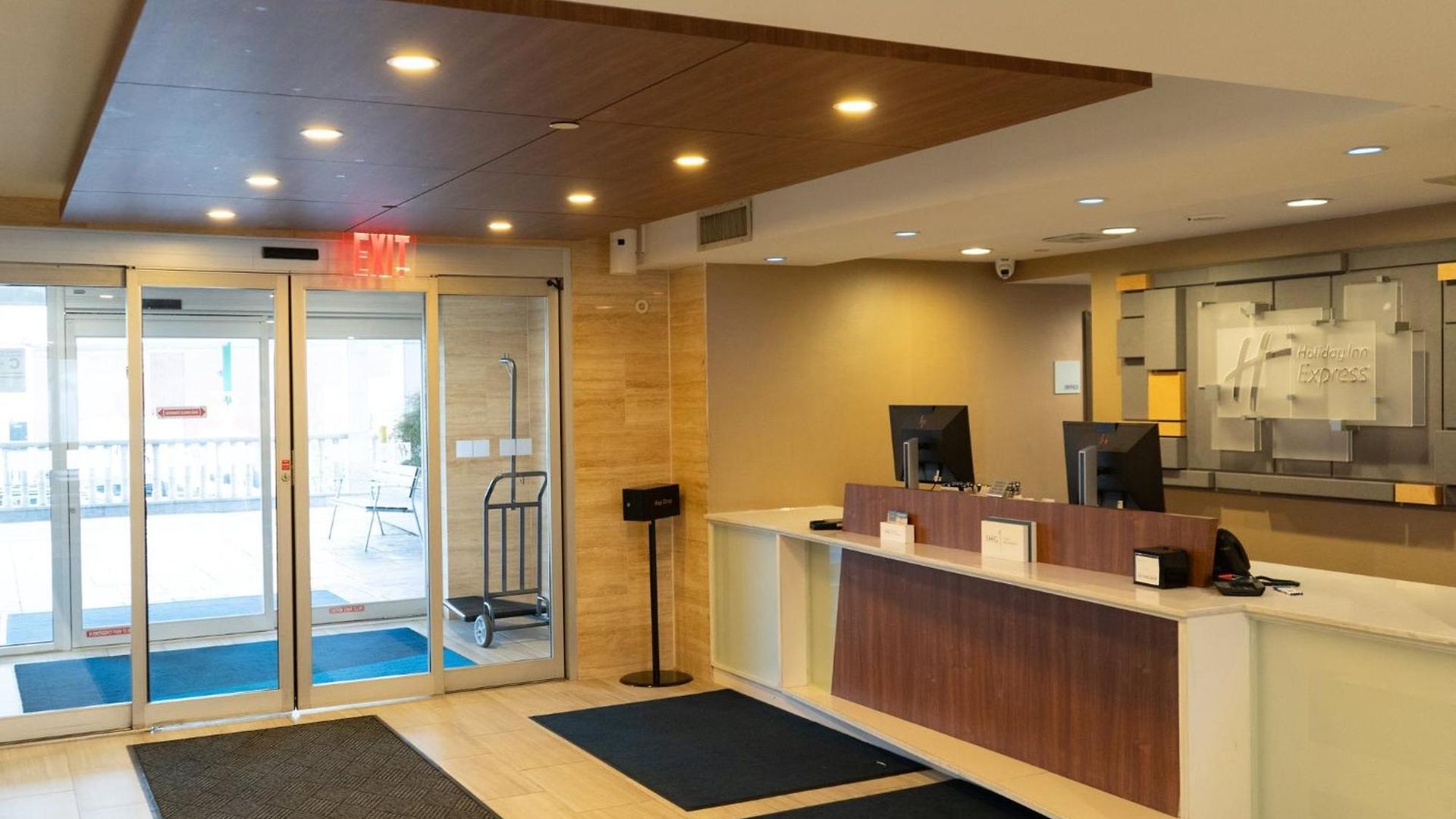 Express Maspeth By Ihg