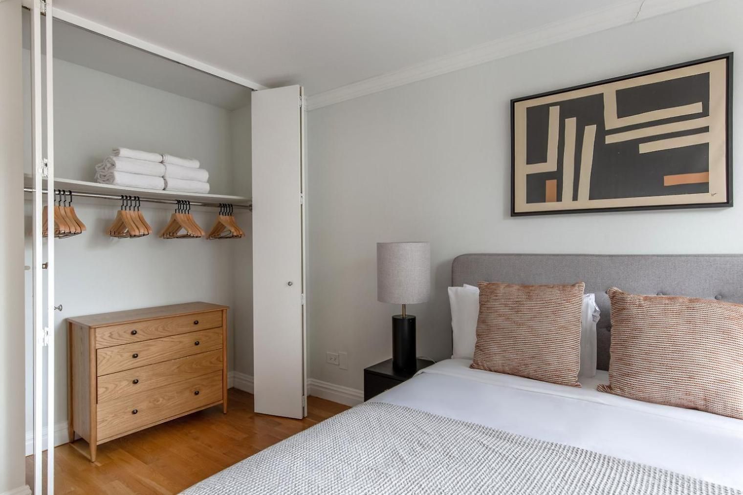 Midtown 1br W Doorman Wd Nr Times Square Nyc-1351 *