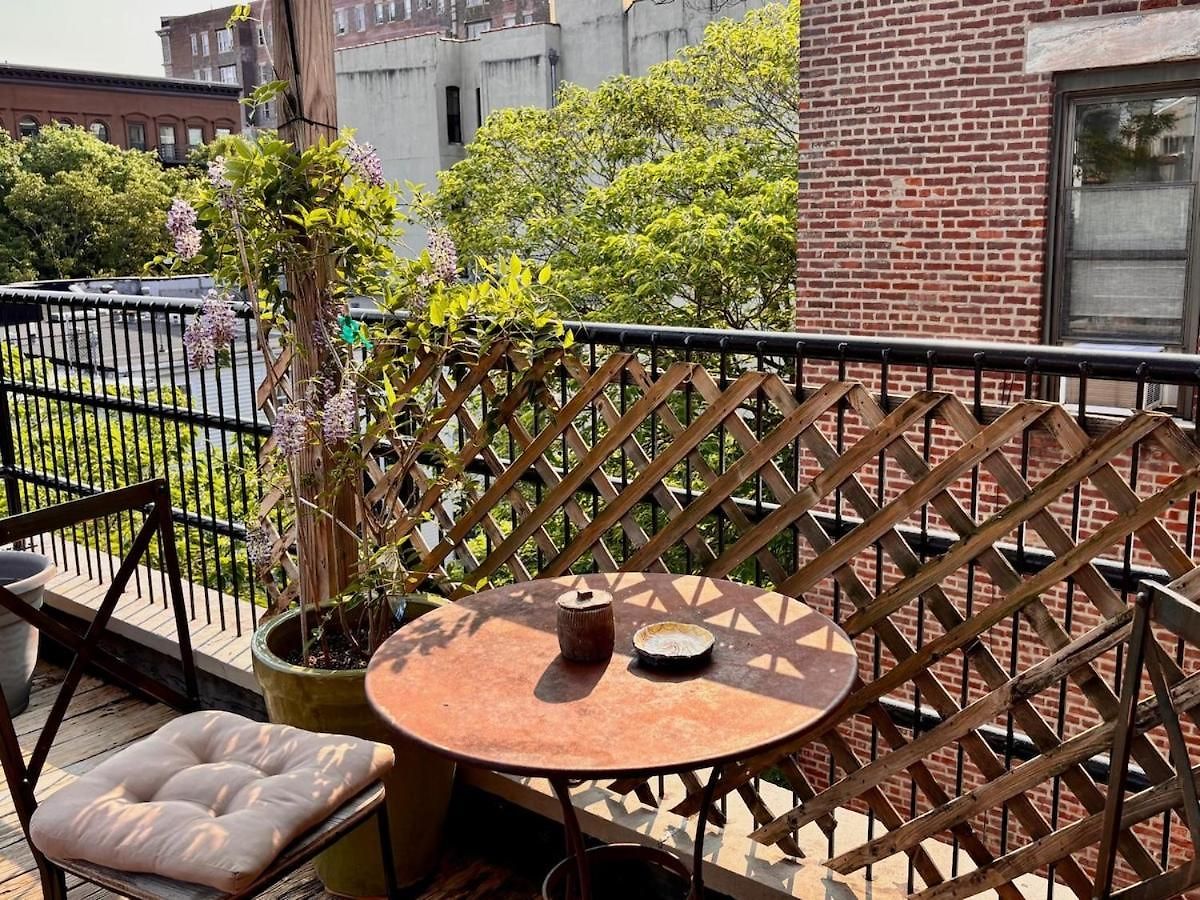 Private Spacious With 2 Bedrooms 2 Bathroomss And A Deck Apartment New York