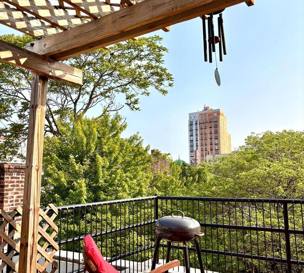 Private Spacious With 2 Bedrooms 2 Bathroomss And A Deck *