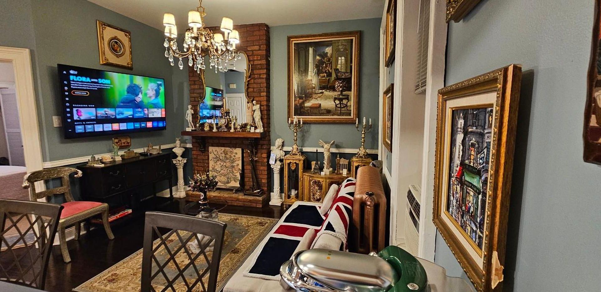 Luxurious At Colonial Townhouse Apartment