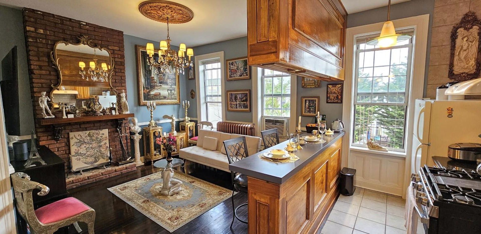 Luxurious At Colonial Townhouse Apartment