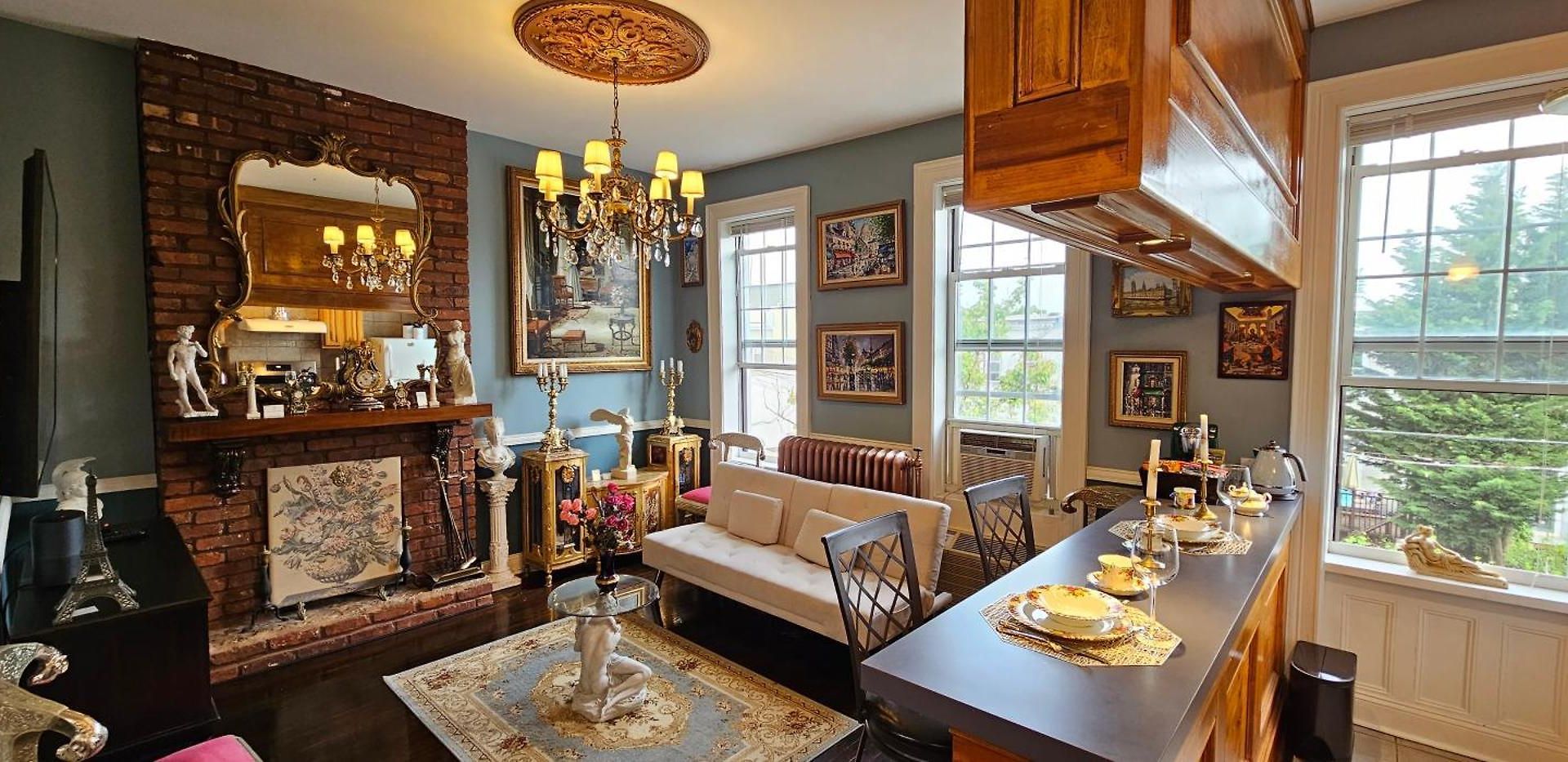 Luxurious At Colonial Townhouse Apartment