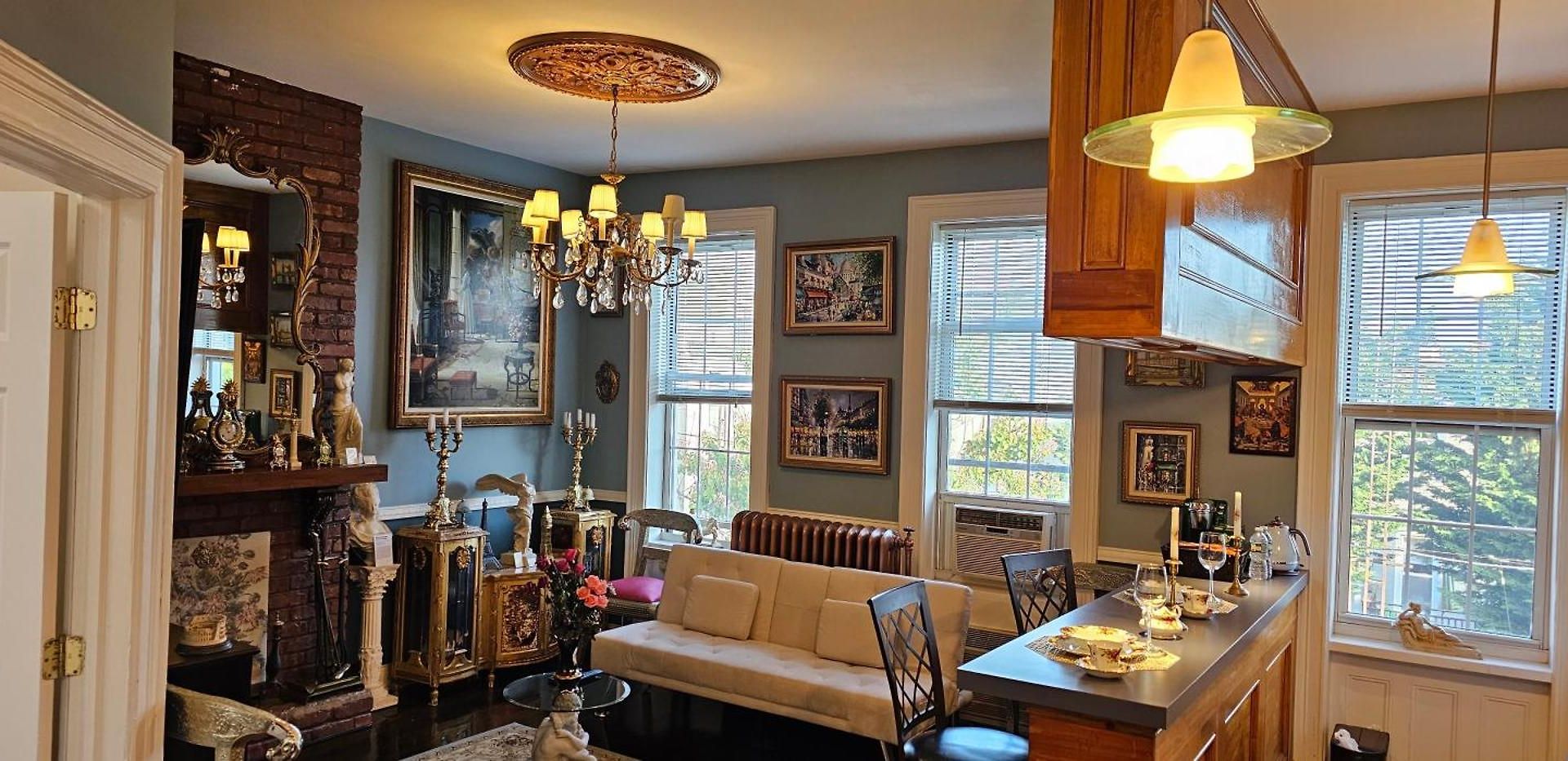 Luxurious At Colonial Townhouse
