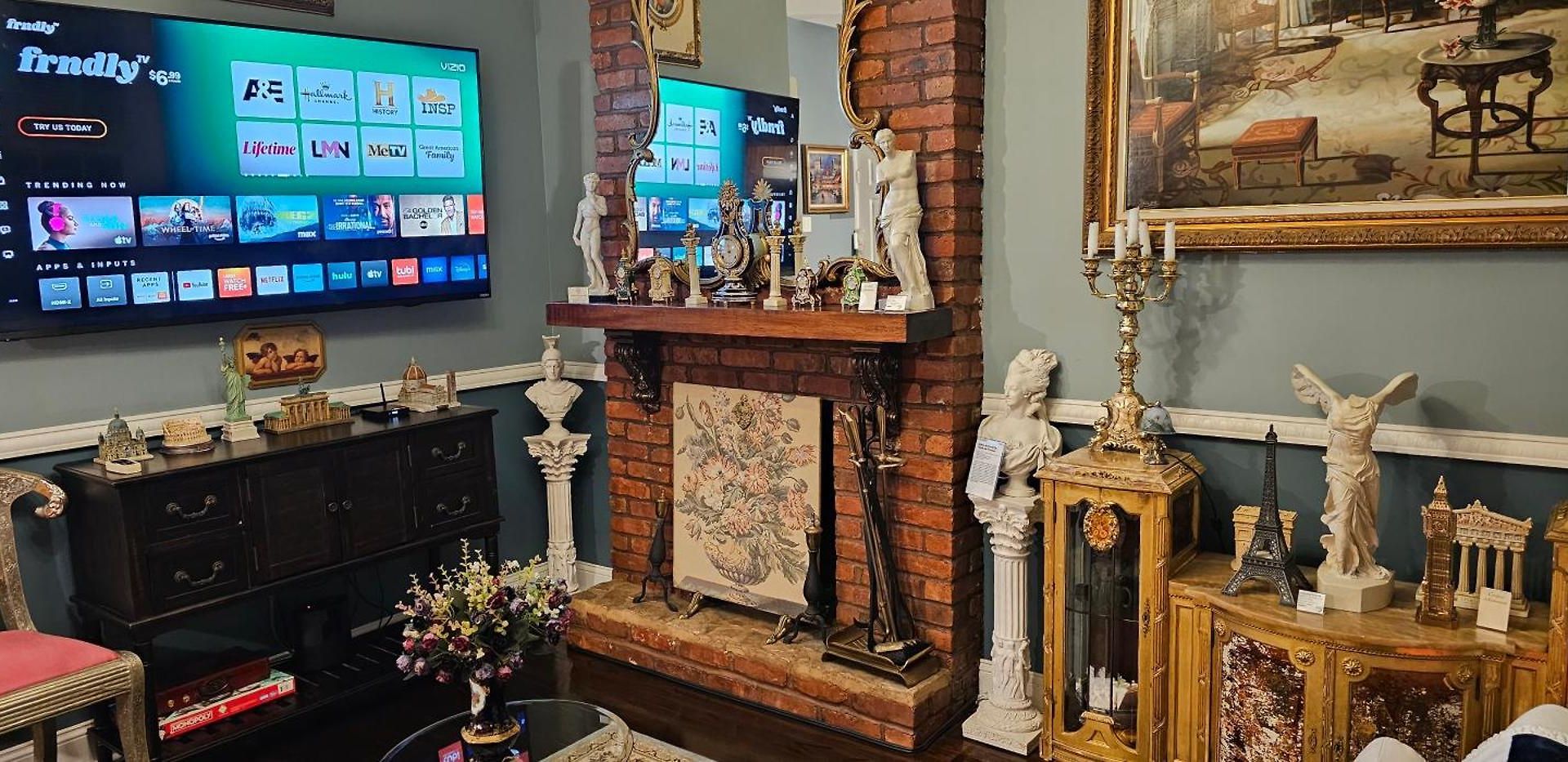 Luxurious At Colonial Townhouse Apartment