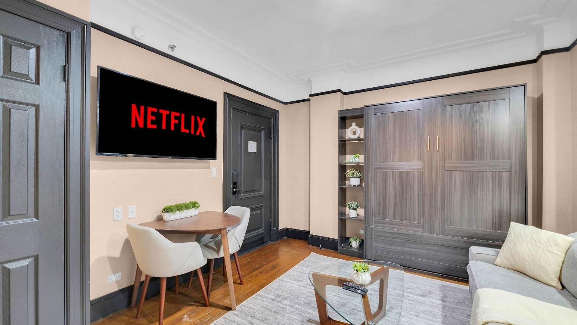 Stylish 1br In The Heart Of The With Gym New York