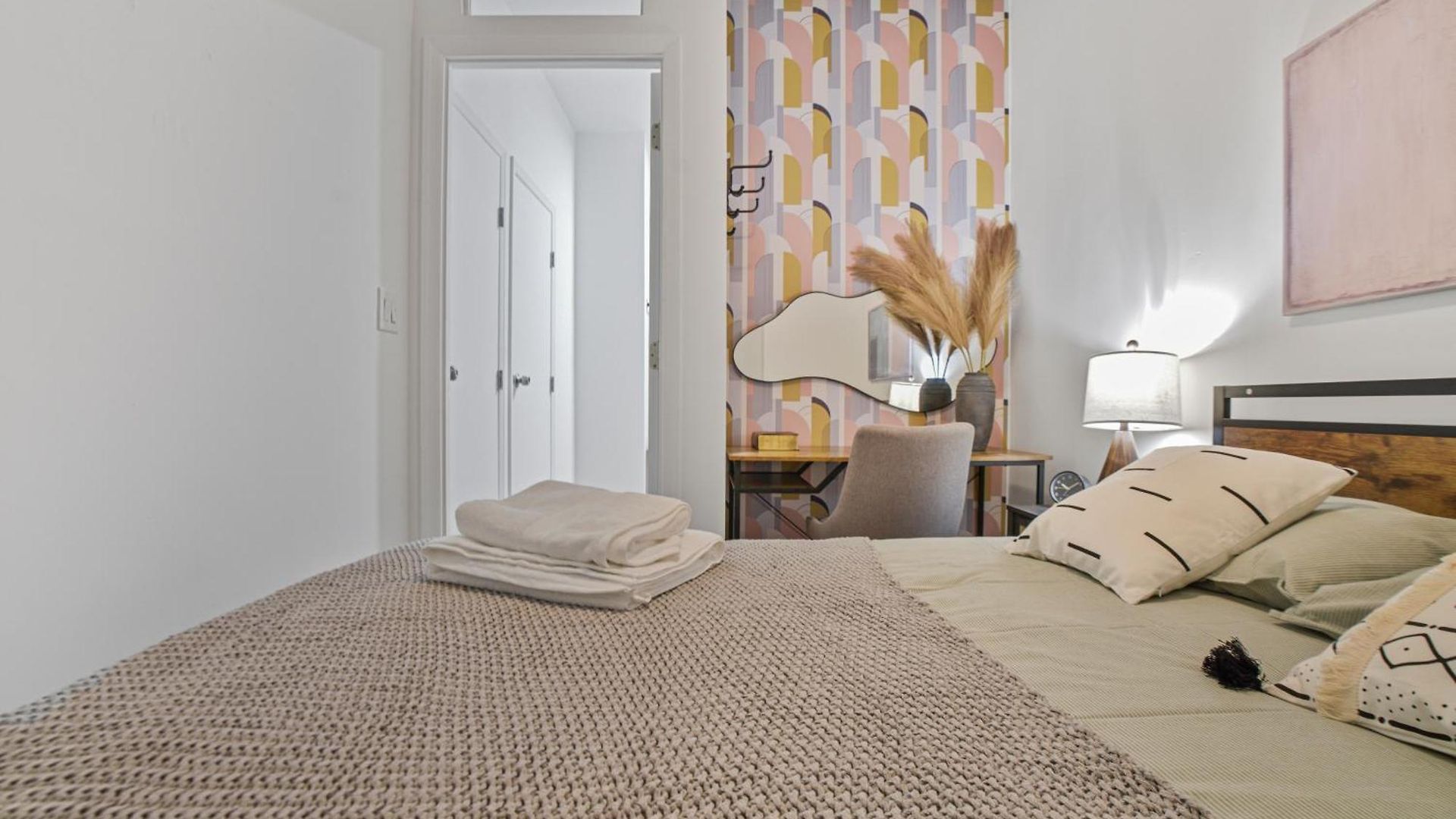 Designer 2 Bedroom Comfort Near Park Apartment *