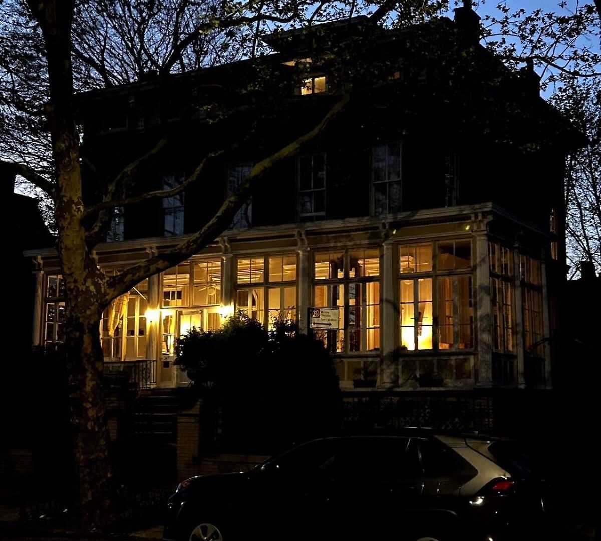 Serene Brooklyn Escape Near Cafes & Park, Sleeps 5 Apartment *