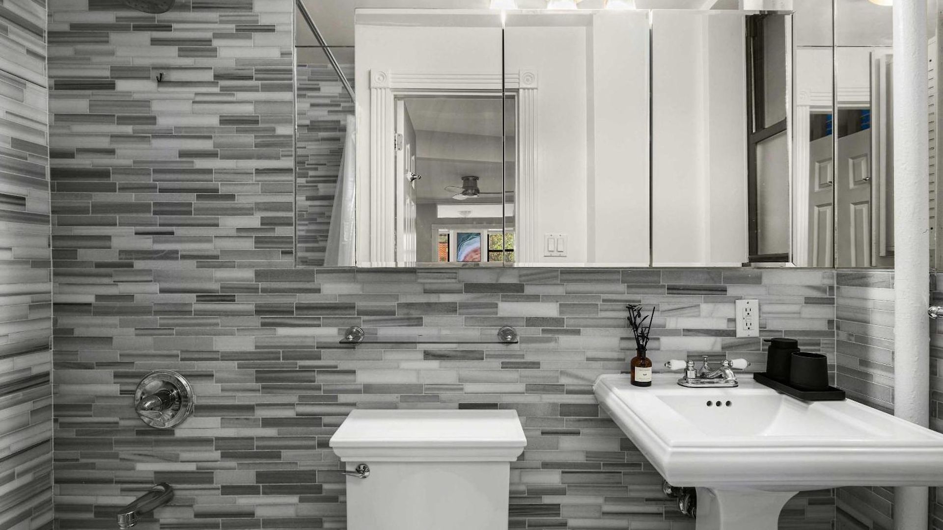 Stylish In Trendy East Village Apartment *