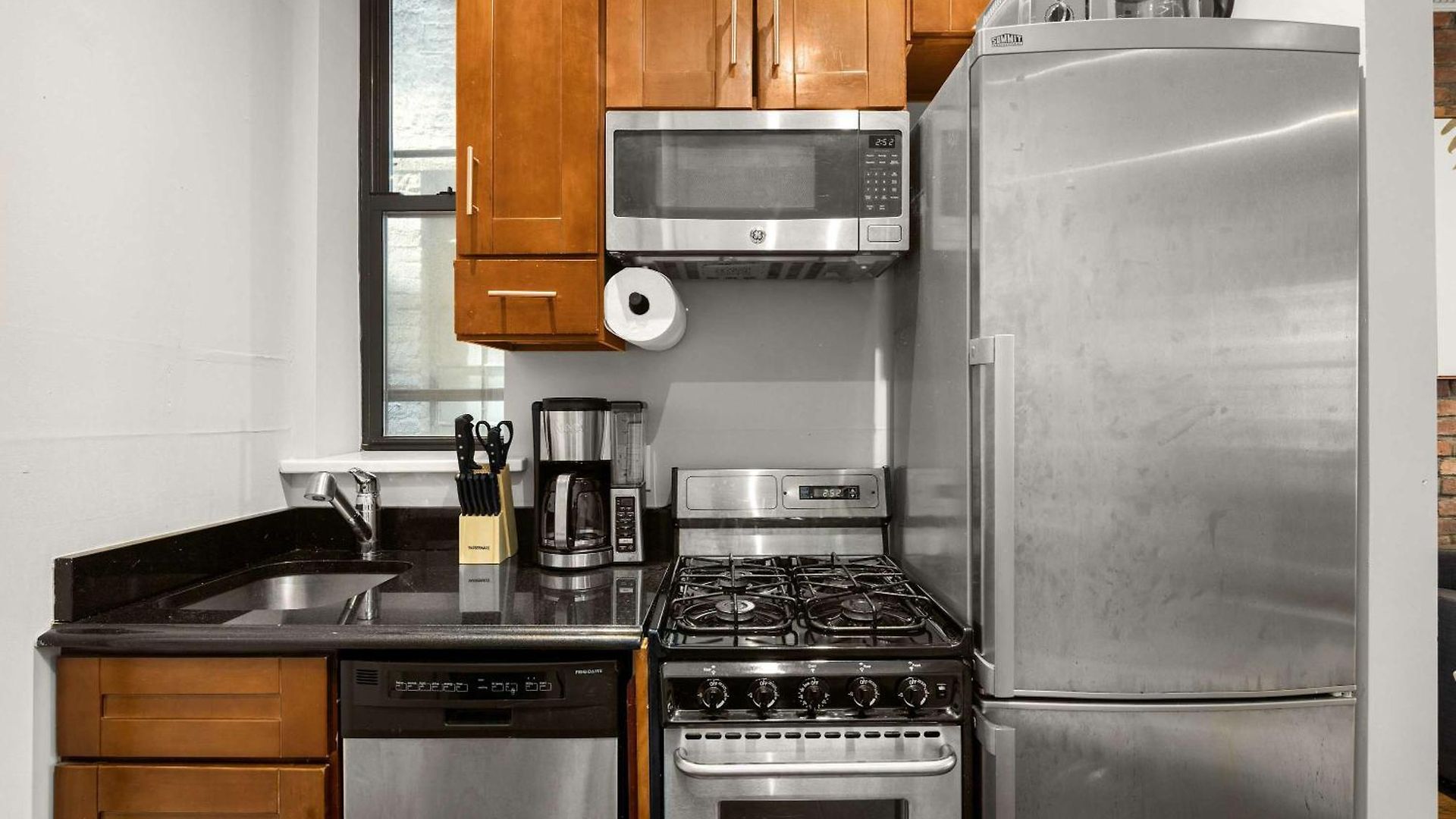 Stylish In Trendy East Village Apartment *