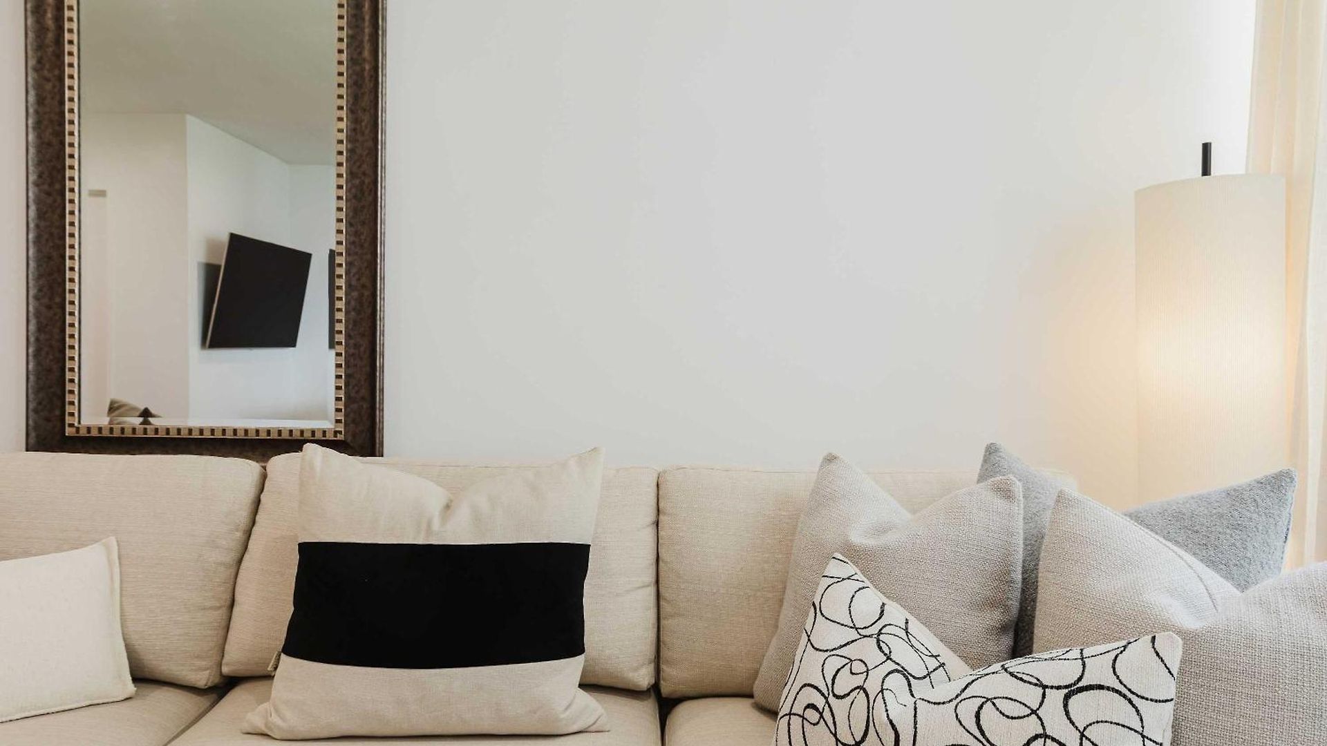 Designer In Diplomat District Apartment *