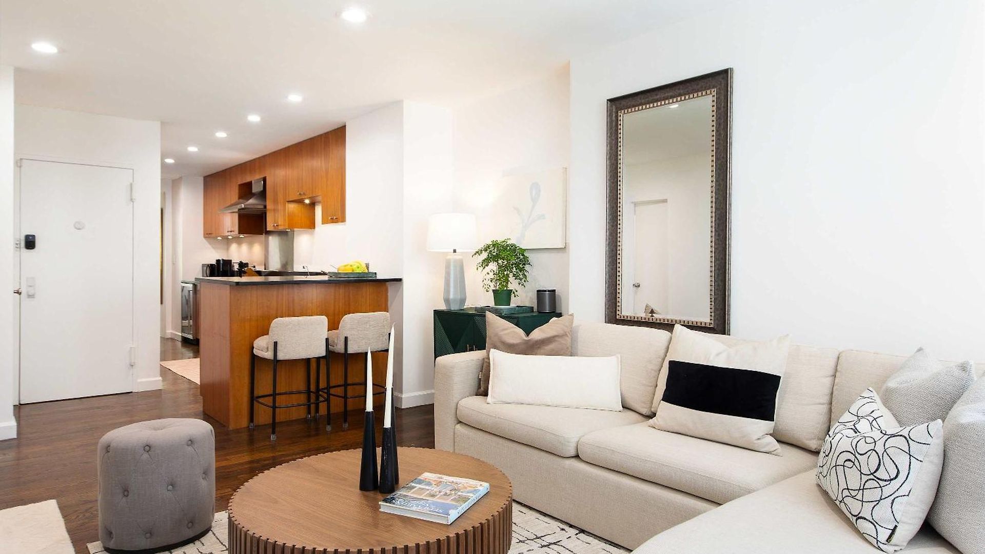 Designer In Diplomat District Apartment *