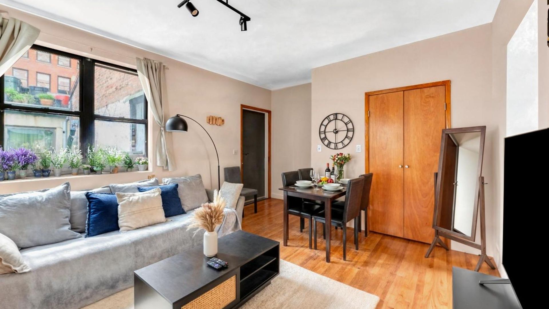 Stylish 2 Bedroom In Chelsea Apartment