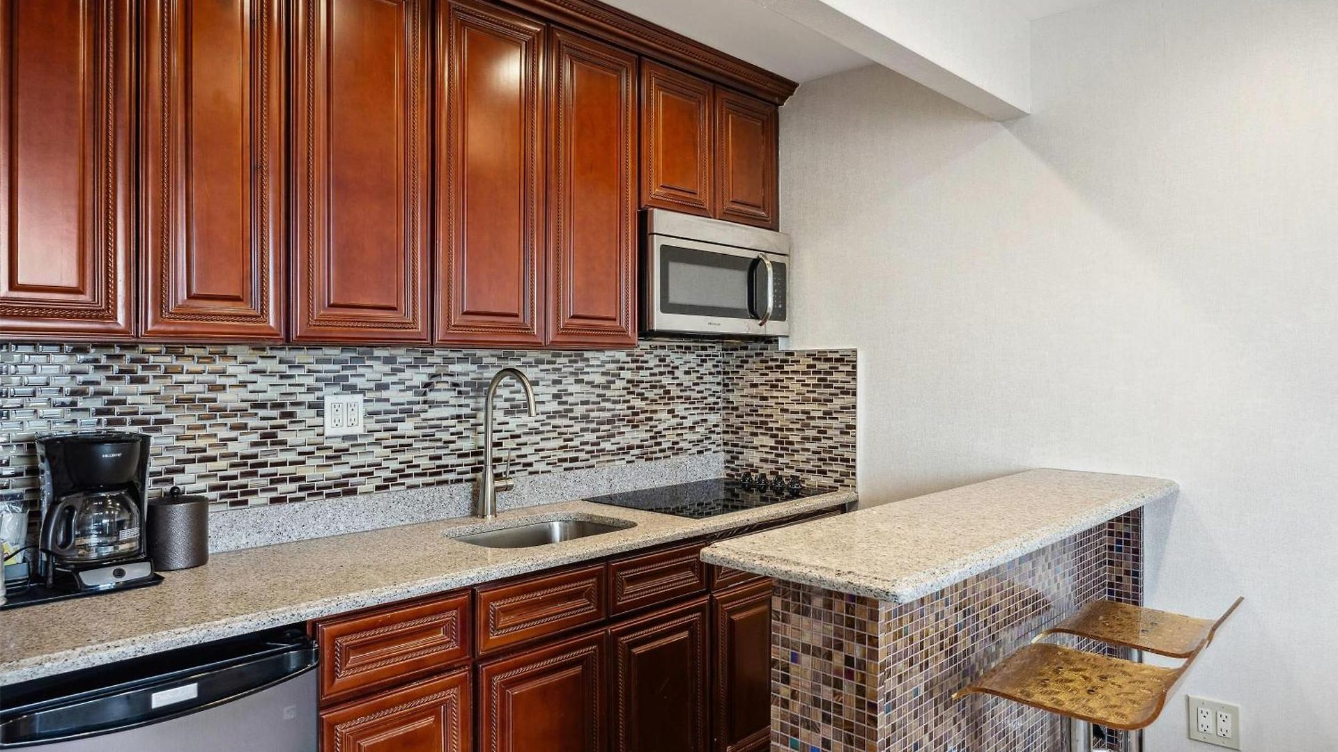Hotel Ramada By Wyndham Flushing Queens 3*