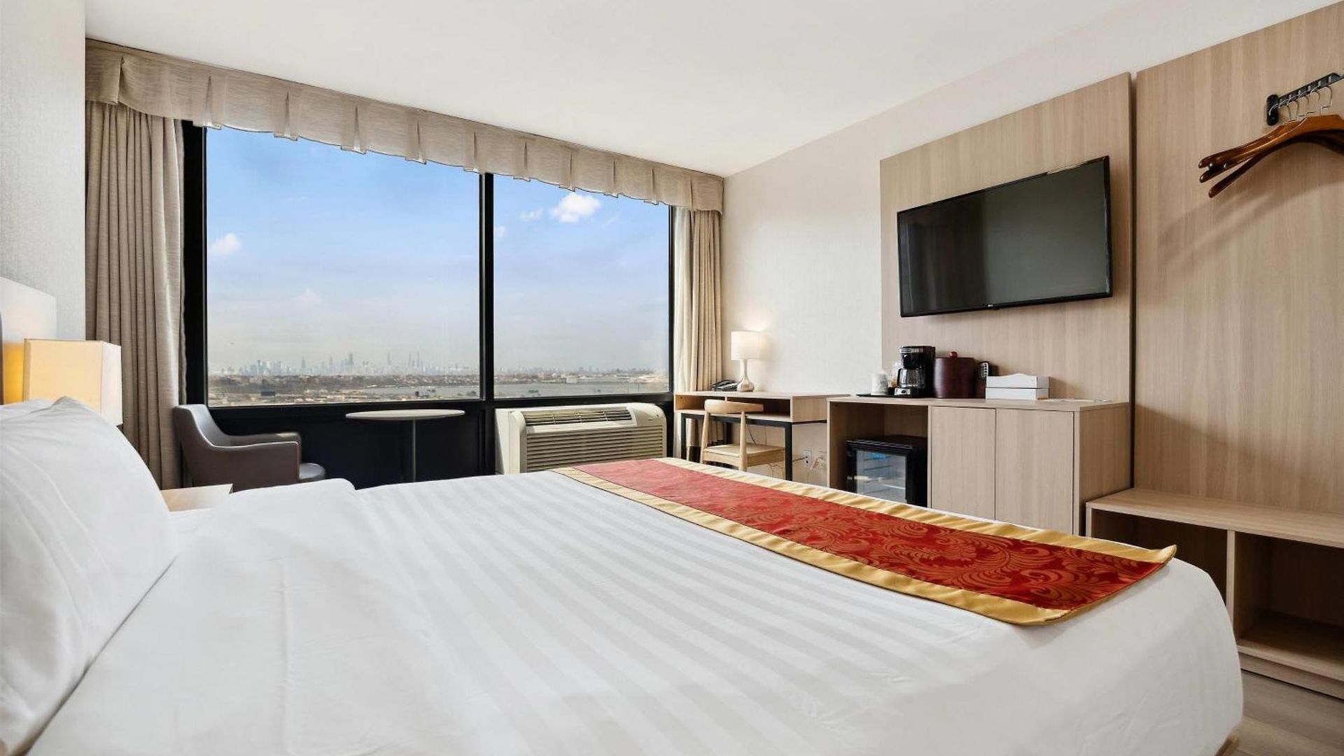 Hotel Ramada By Wyndham Flushing Queens 3*