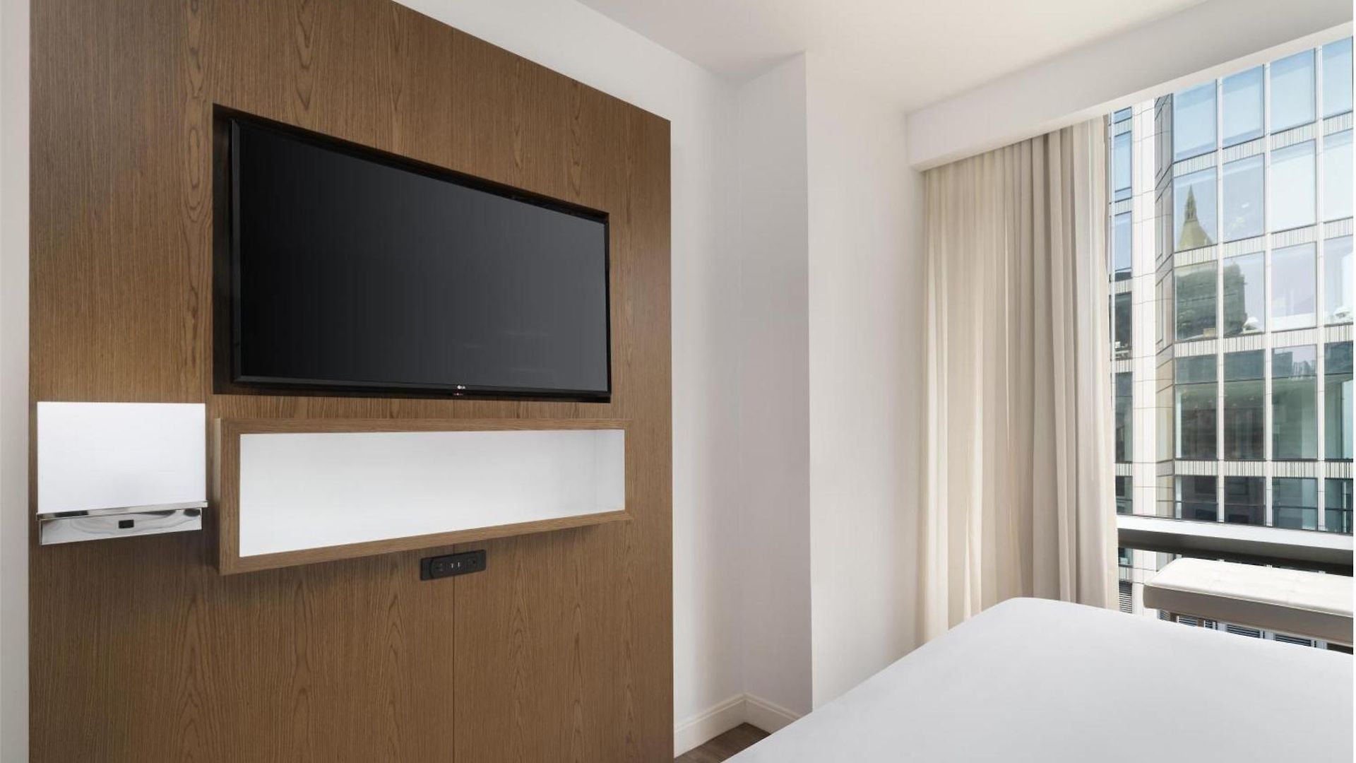 Western Premier Empire State Hotel 3*