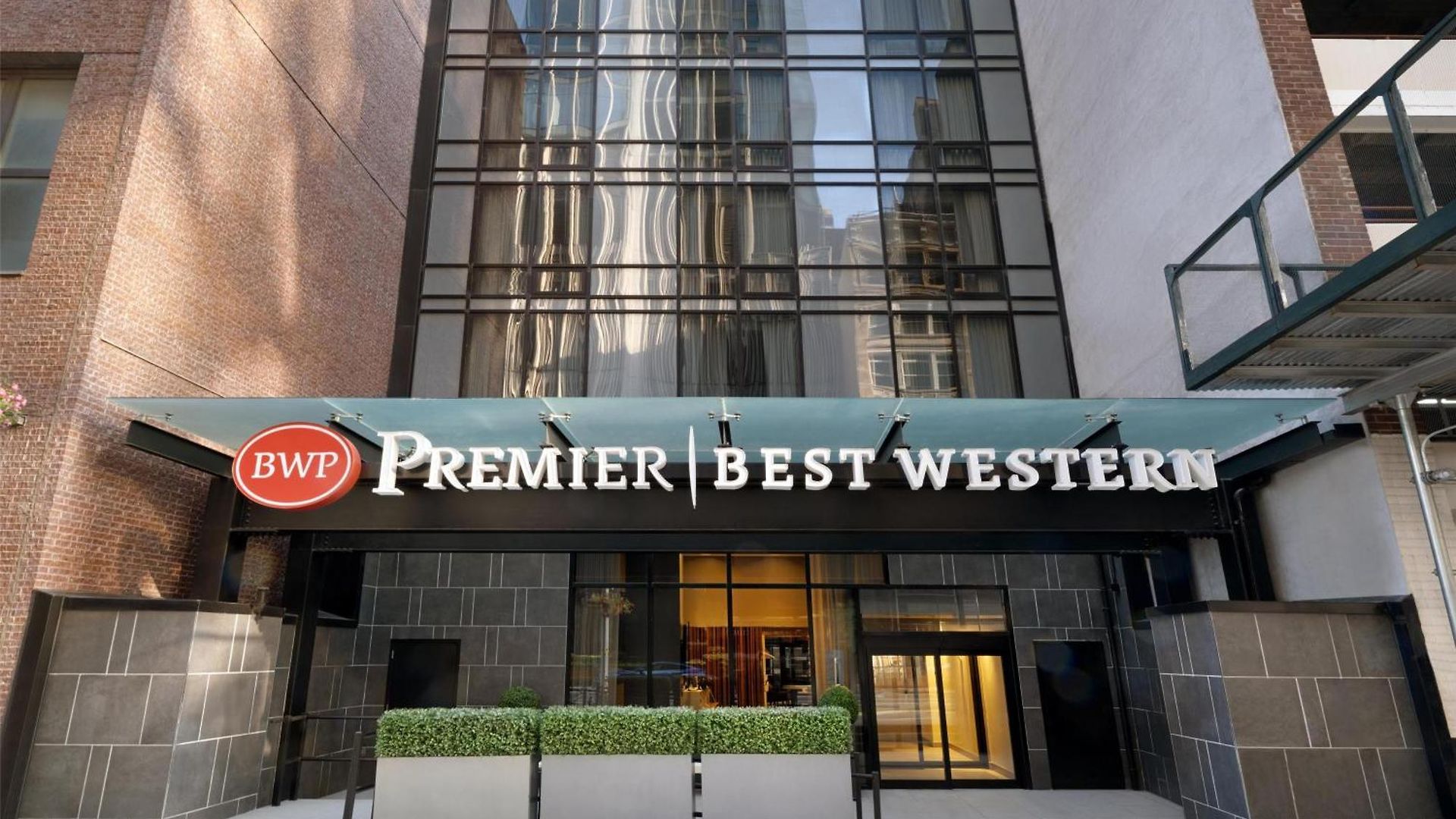 Western Premier Empire State Hotel 3*