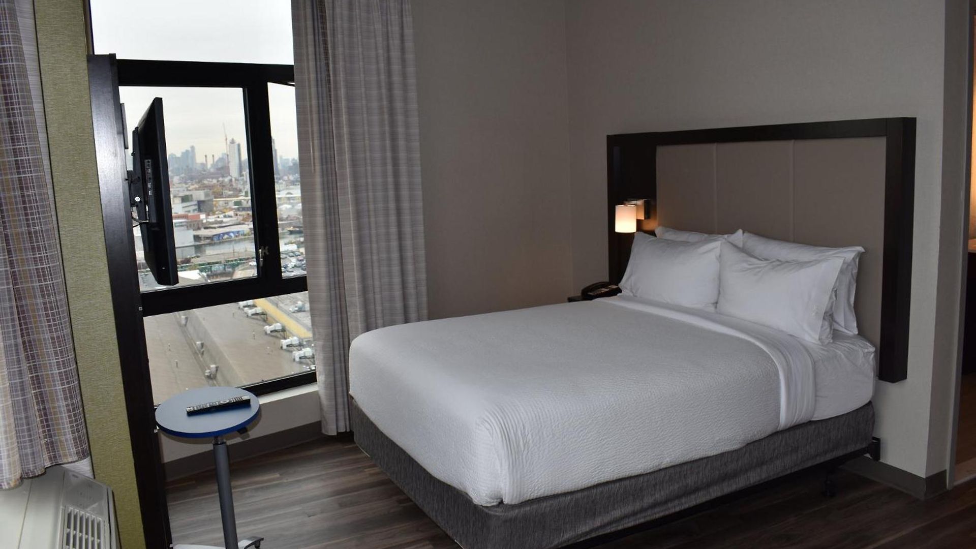 Express Long Island E - By Ihg Hotel 3*