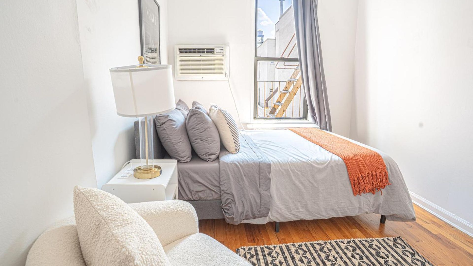 Chic 2bd Upper East Side Retreat *