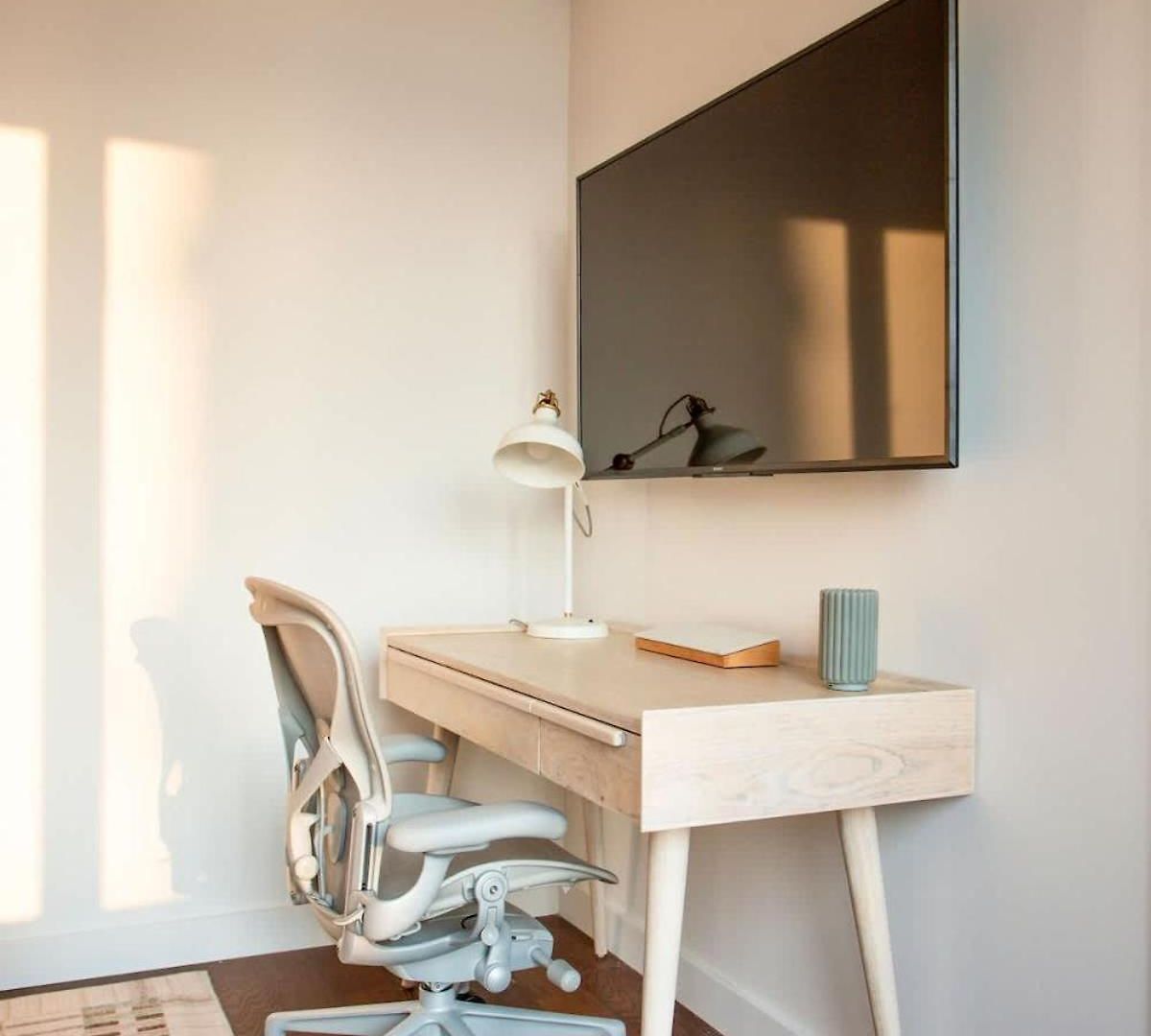 Modern Designer Stunning Hudson Views Corner Unit *