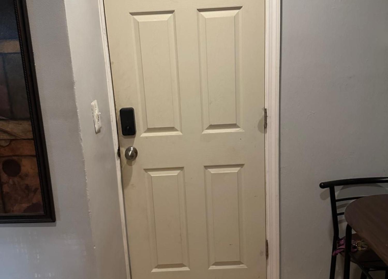 Your Away From ! Unit 2- 1st Floor Apartment *