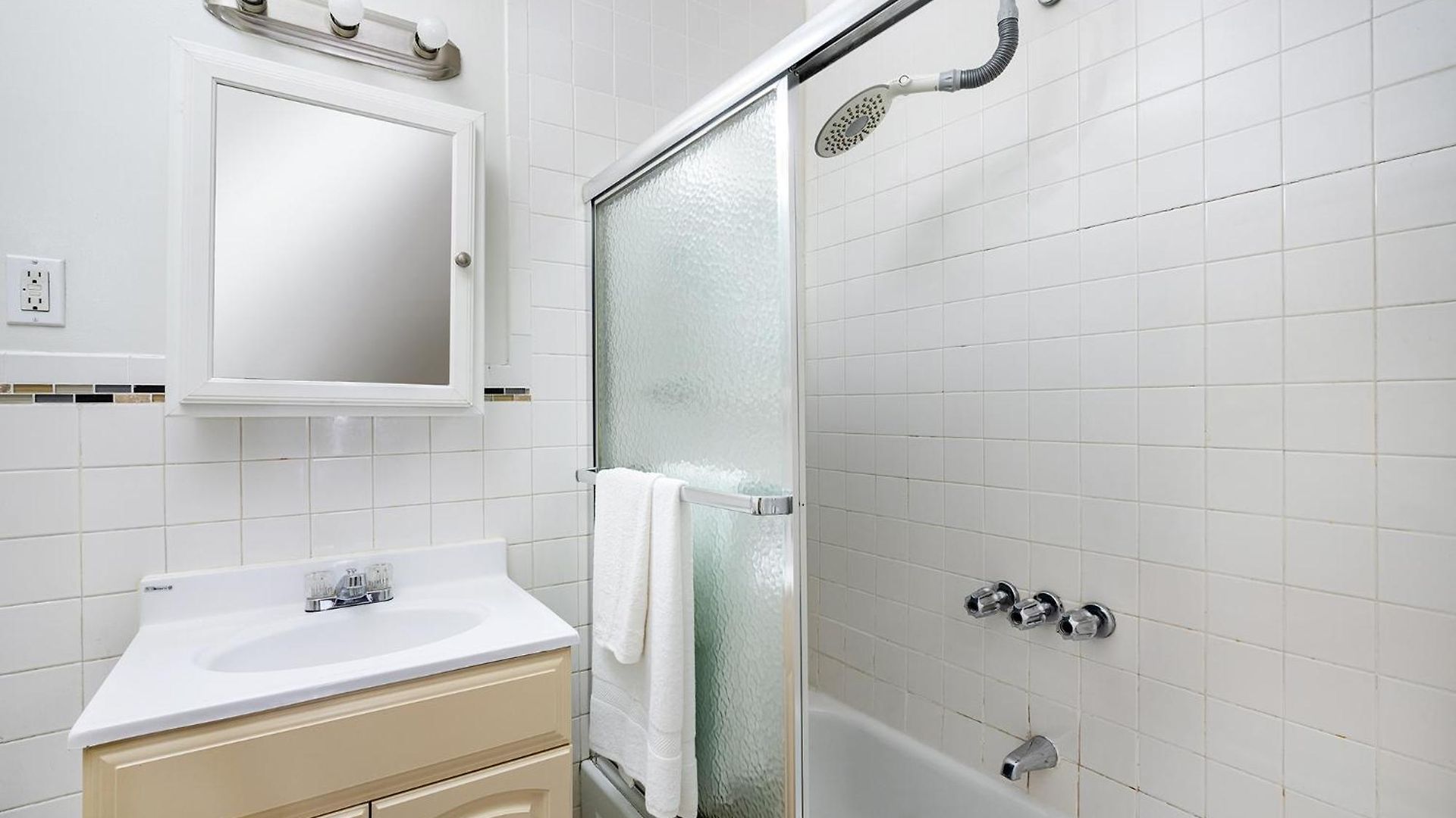 Prime Upper West Side Location 1 Bedroom Apartment *