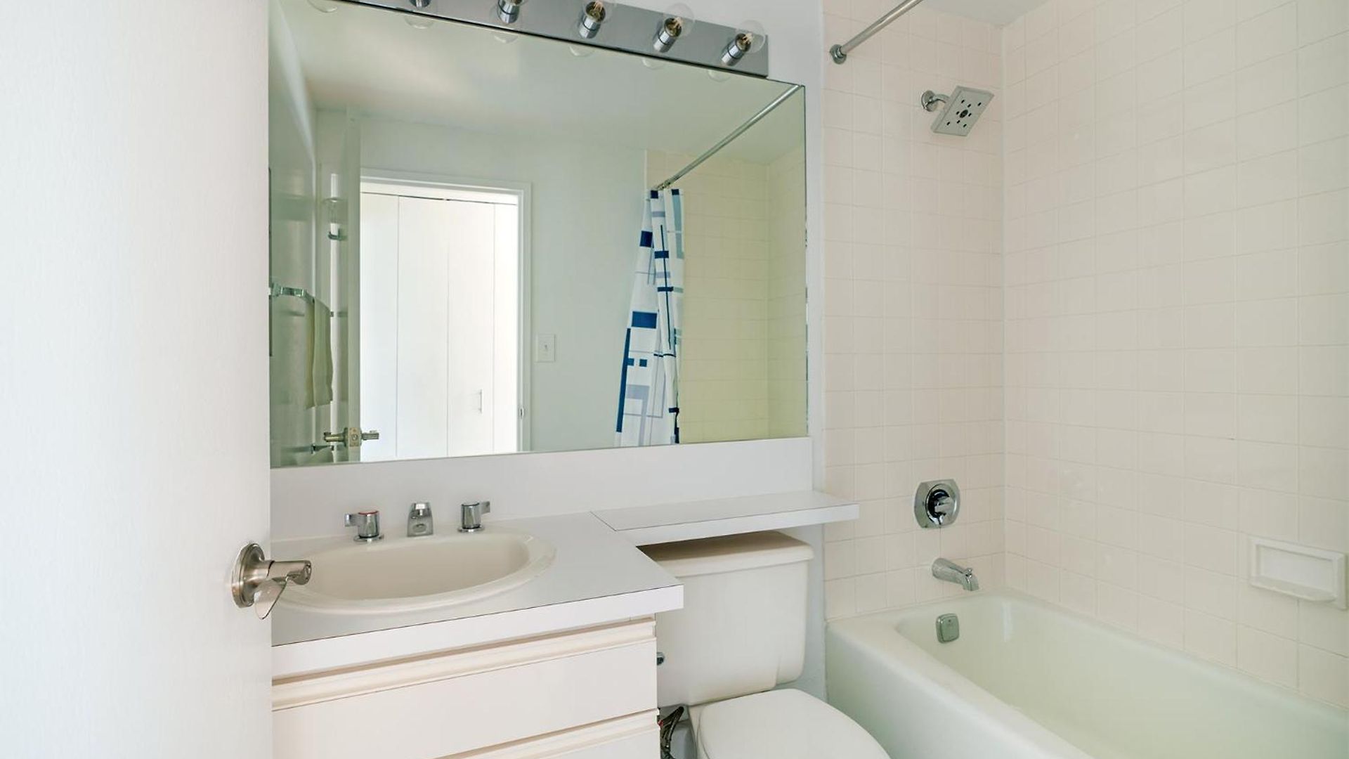 Contemporary 2 Bed 2 Bath Bright And Sunny