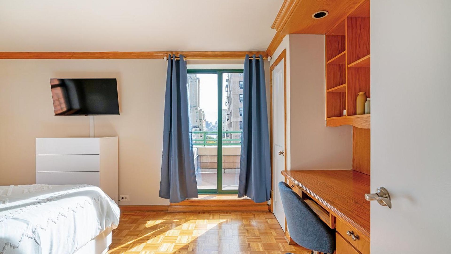 Contemporary 2 Bed 2 Bath Bright And Sunny Apartment