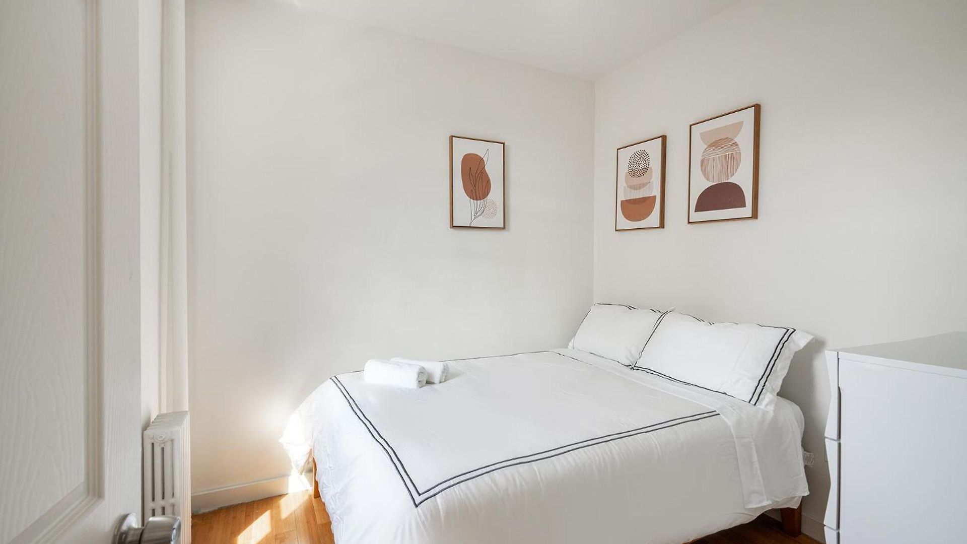 Beautiful 3 Bedroom Unit In Prime Location Apartment *