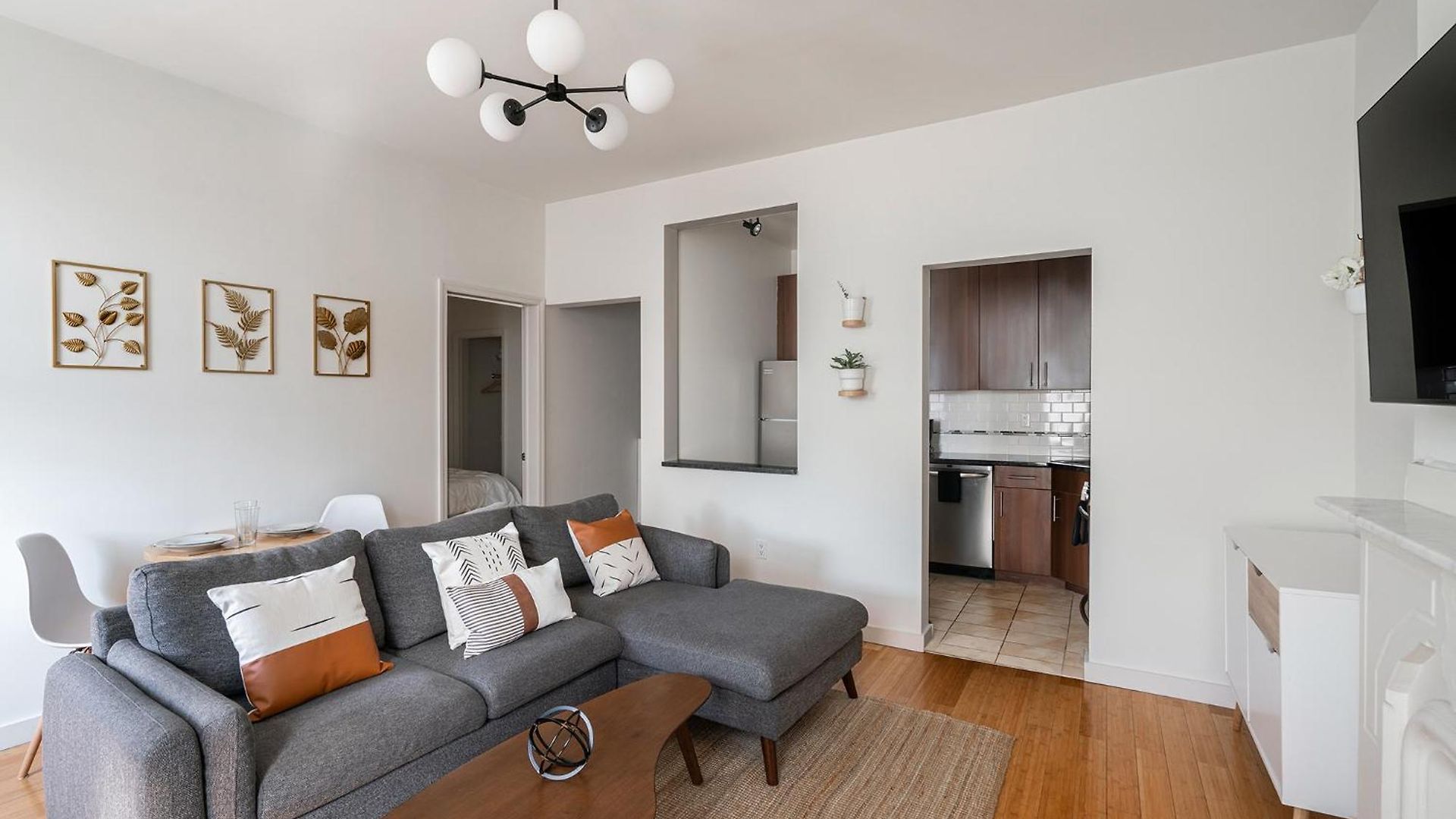 Beautiful 3 Bedroom Unit In Prime Location * New York