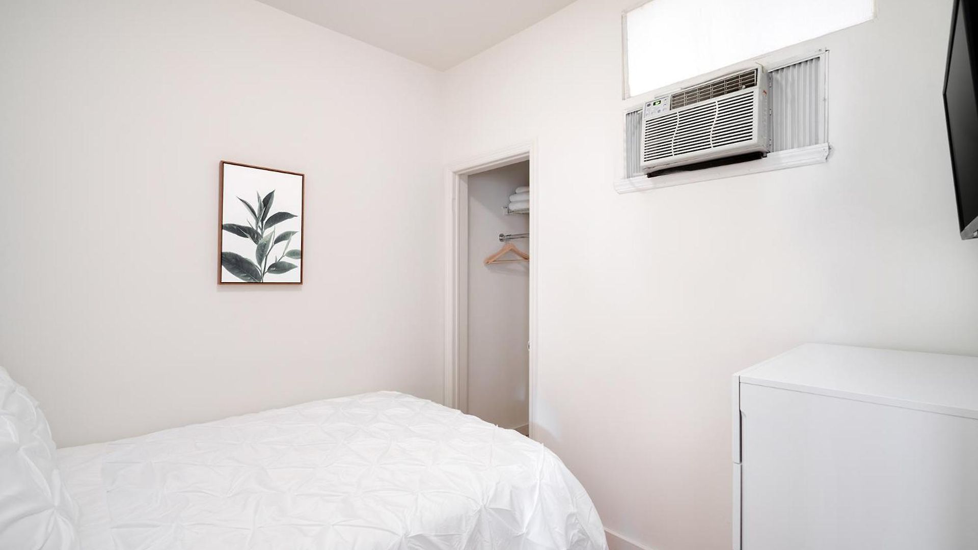 Beautiful 3 Bedroom Unit In Prime Location Apartment *