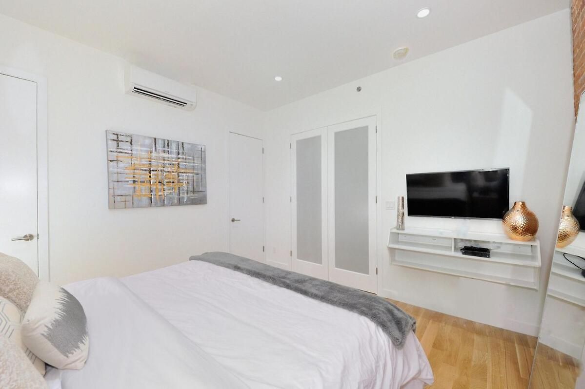 Spacious 2br 2ba With Rooftop Walk To Times Square, June To Aug 90 Days Required New York