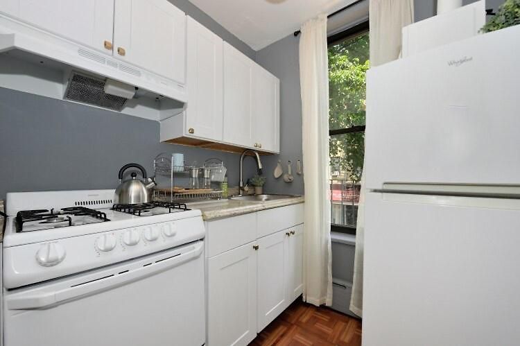 Apartment Cozy Near Park!, June To Aug 90 Days Required New York