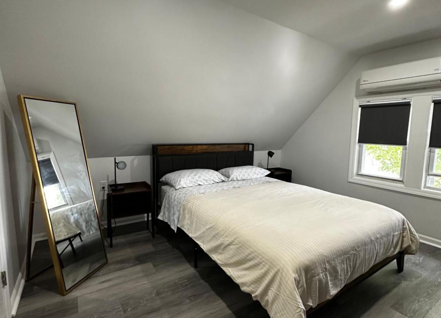 Modern & Cozy In Queens Near Train Station And Buses