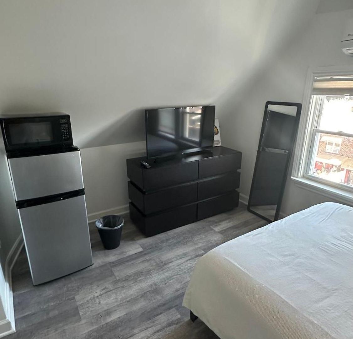 Modern & Cozy In Queens Near Train Station And Buses *