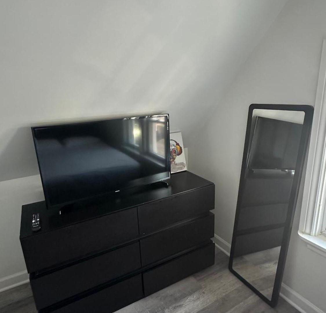Modern & Cozy In Queens Near Train Station And Buses