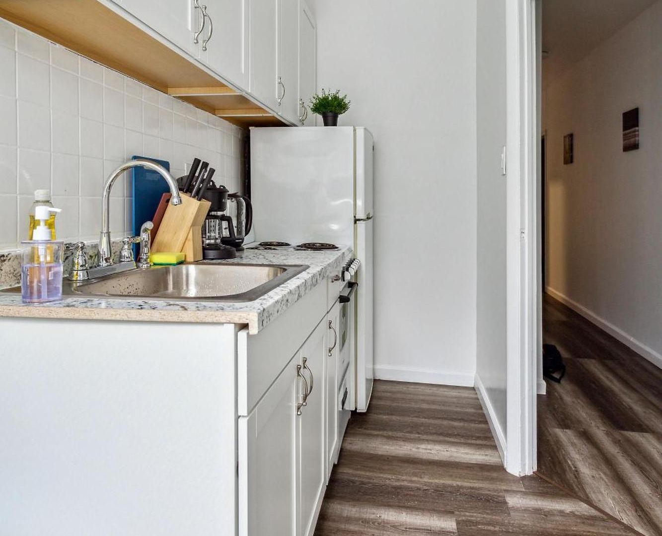 3 Bedroom Family In Hells Kitchen Apartment *