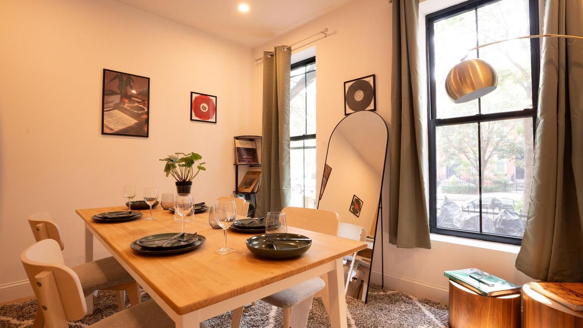 Modern 2br Basement Brooklyn And Backyard