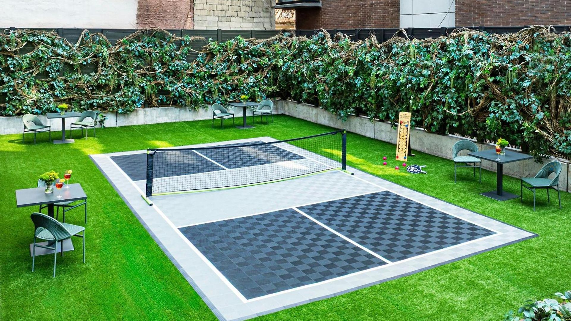 Moxy Brooklyn Williamsburg Hotel 3*