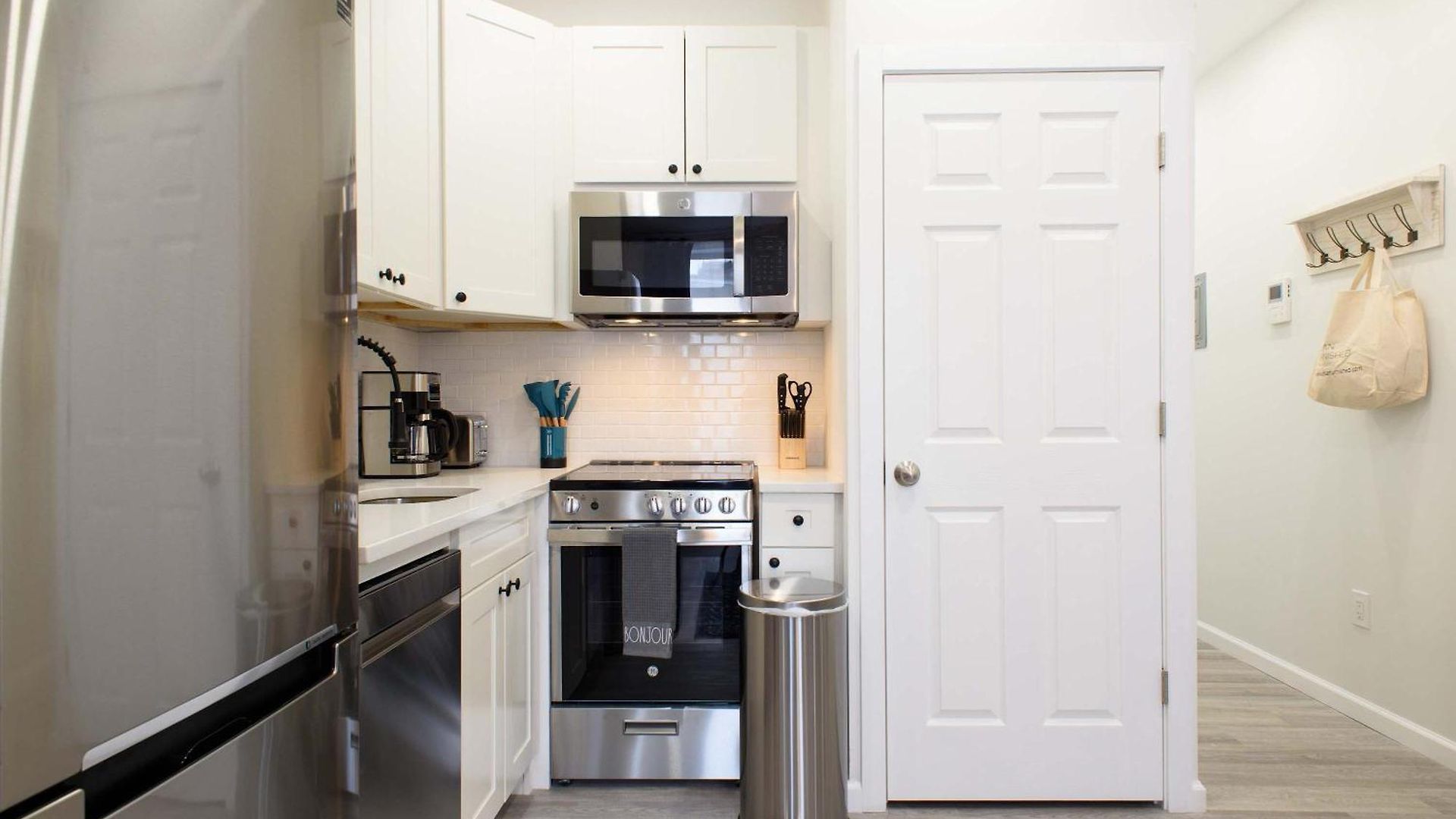 Apartment 240-11 New Prime Upper East W&d *